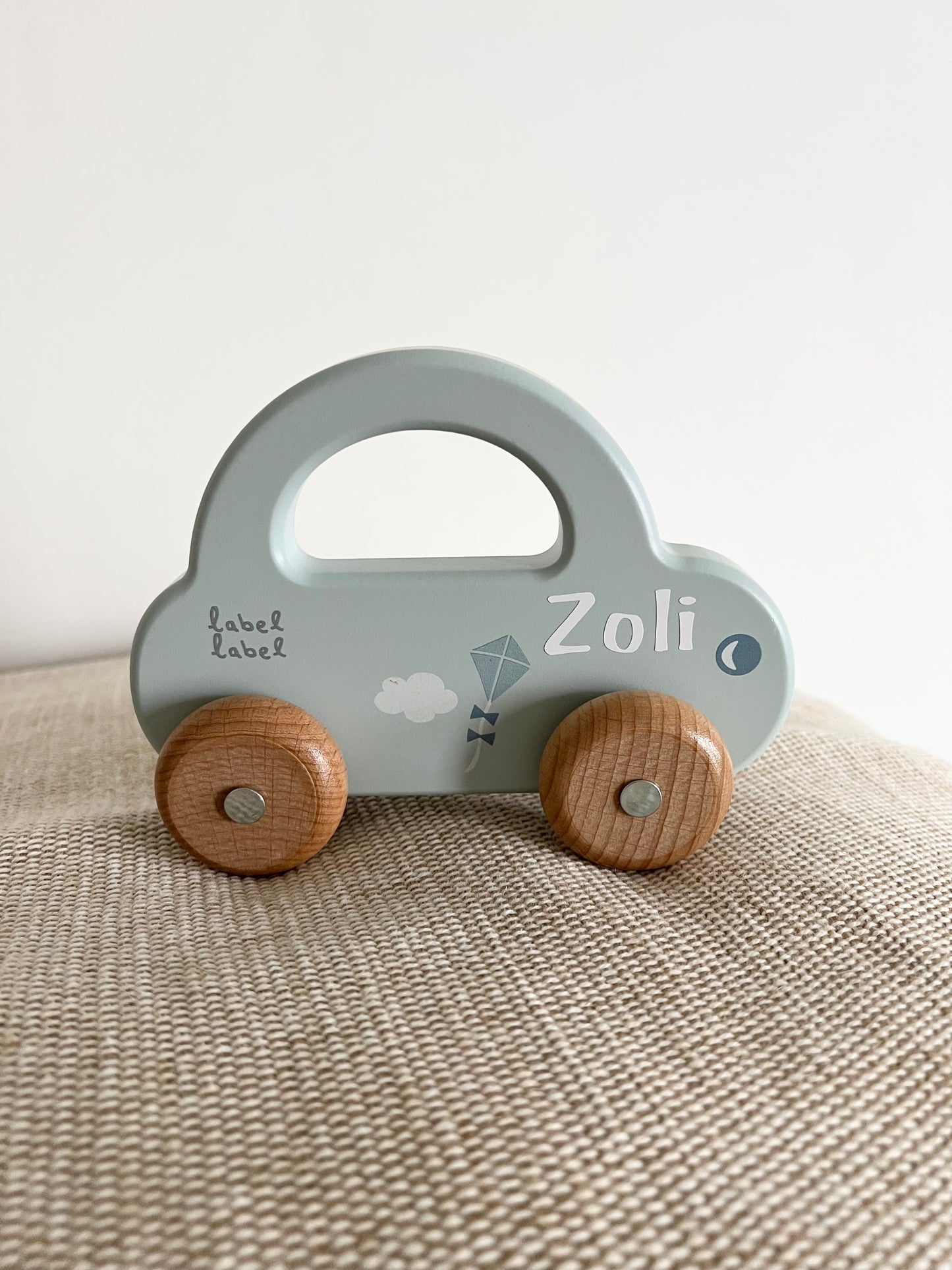 Névre szóló fa kisautó